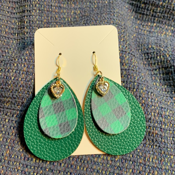 Hand Crafted 🎄 Holiday Themed Faux Leather Dangling Buffalo Print Earrings - Picture 5 of 8